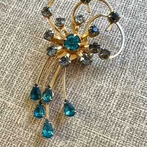 Vintage Gold-Tone 1940s Teardrop Blue Crystal Brooch - Blue Vintage Jewelry